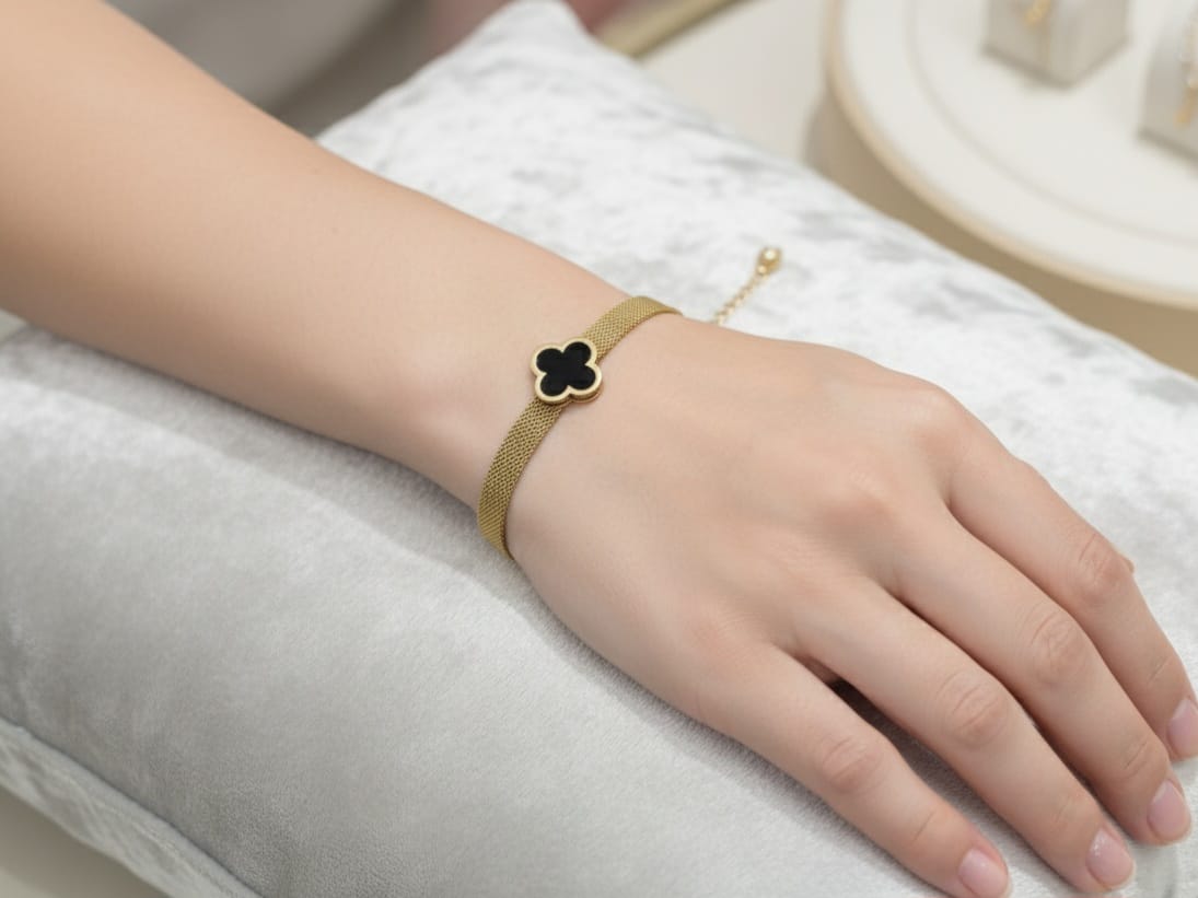 Elegant Clover Charm Bracelet – Gold Mesh