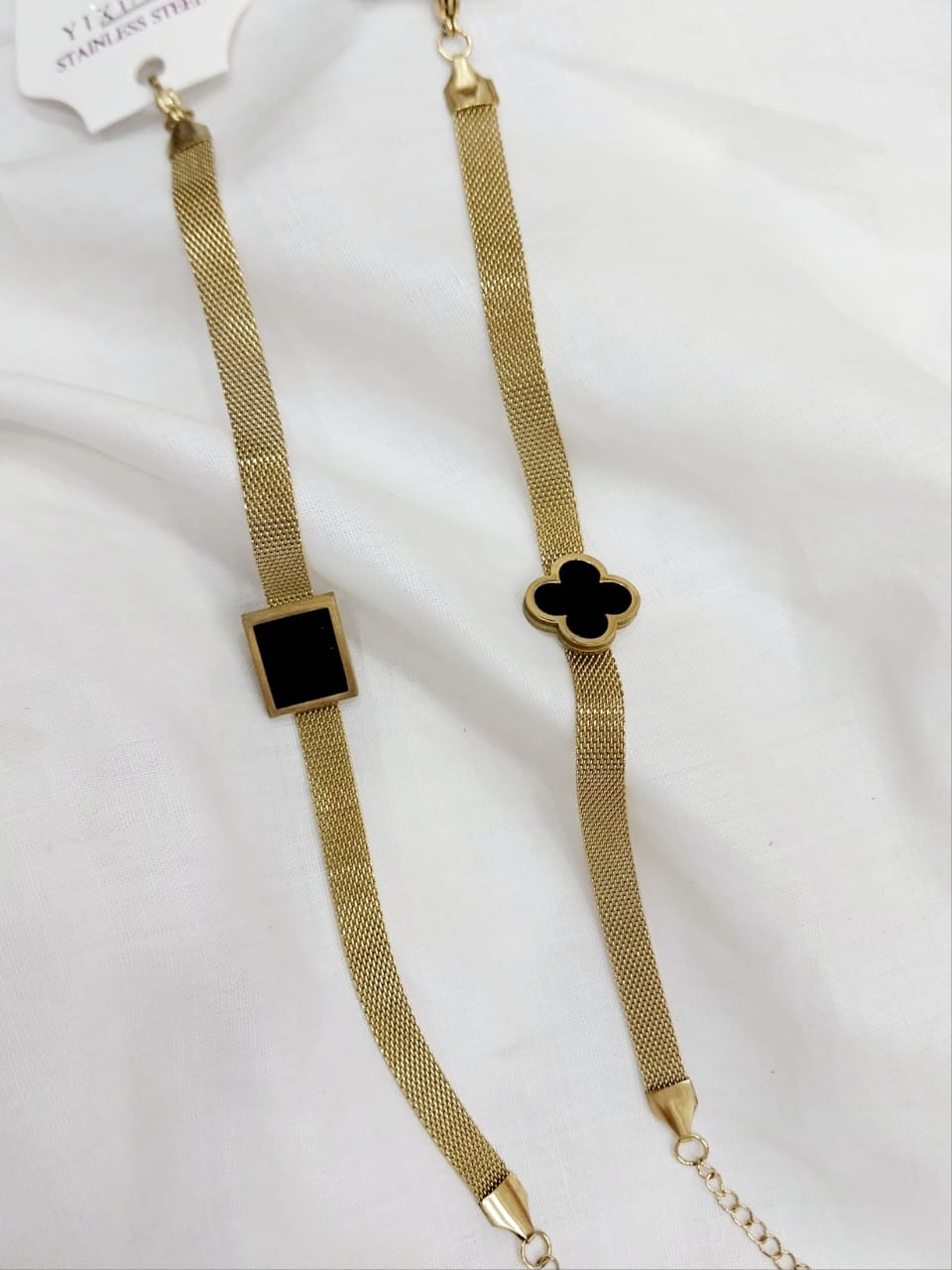 Elegant Clover Charm Bracelet – Gold Mesh